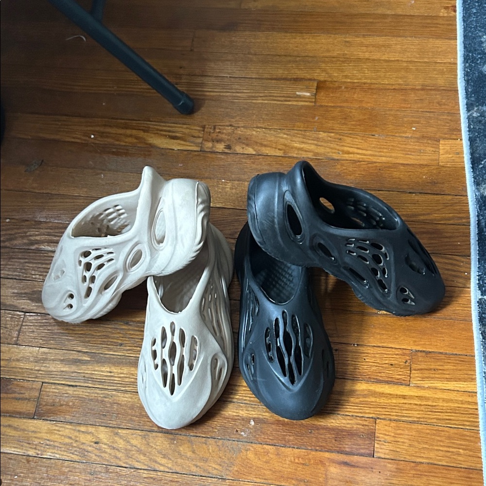 2 pairs of foam slides, size 6